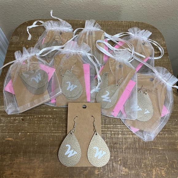 New! Lot of 8 Monogram W Leather Earrings - Picture 2 of 10